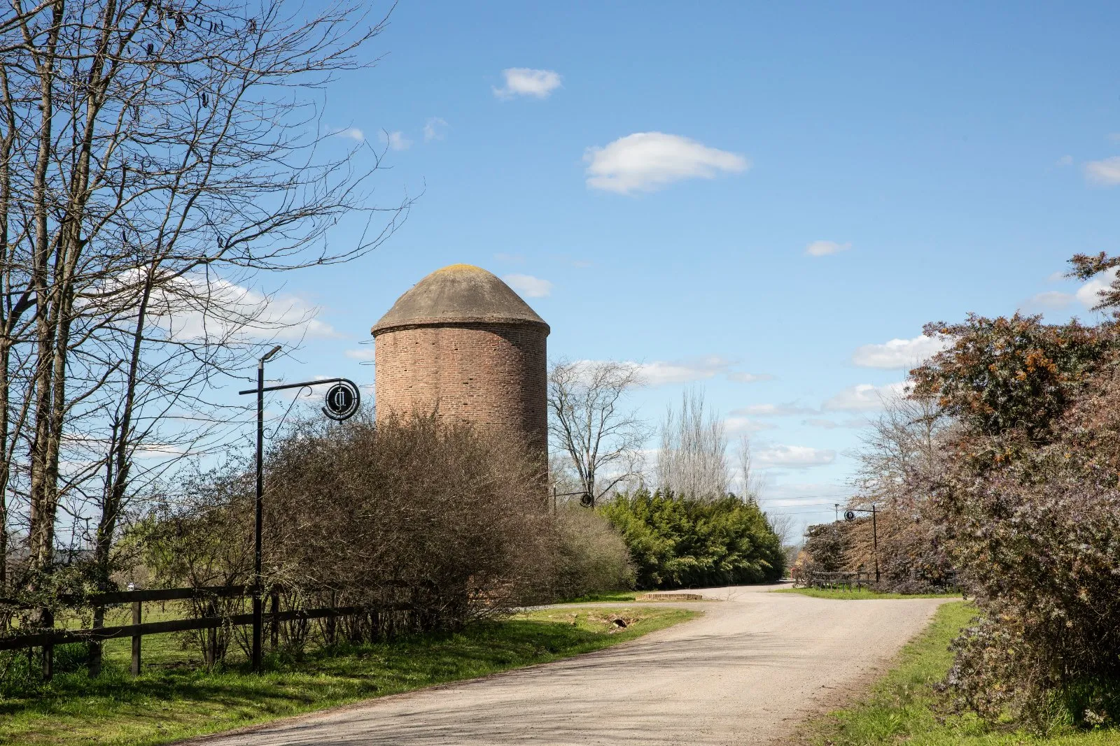 El acceso al barrio, junto a los silos